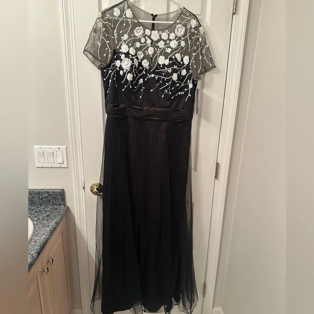 Elegant JS Collections Black and White Floral Gown size 16- brand new - Picture 1 of 7
